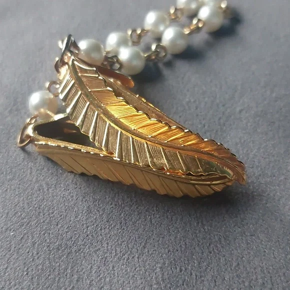 Gold Toned Simulated Pearl Vintage Mid Century Style Scarf or Sweater Clip - Picture 6 of 16